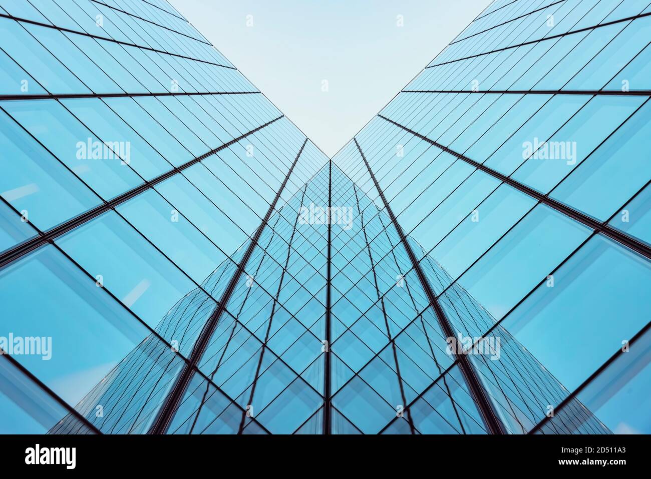 Moderno edificio de cristal con un fondo de cielo claro Foto de stock