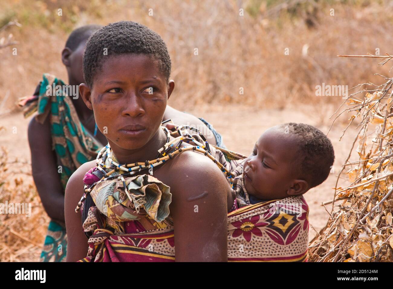 Retrato de una joven madre de Hadza con su bebé, Hadza o Hadzabe es una pequeña tribu de cazadores recolectores. Fotografiado en el Lago Eyasi, Tanzania Foto de stock