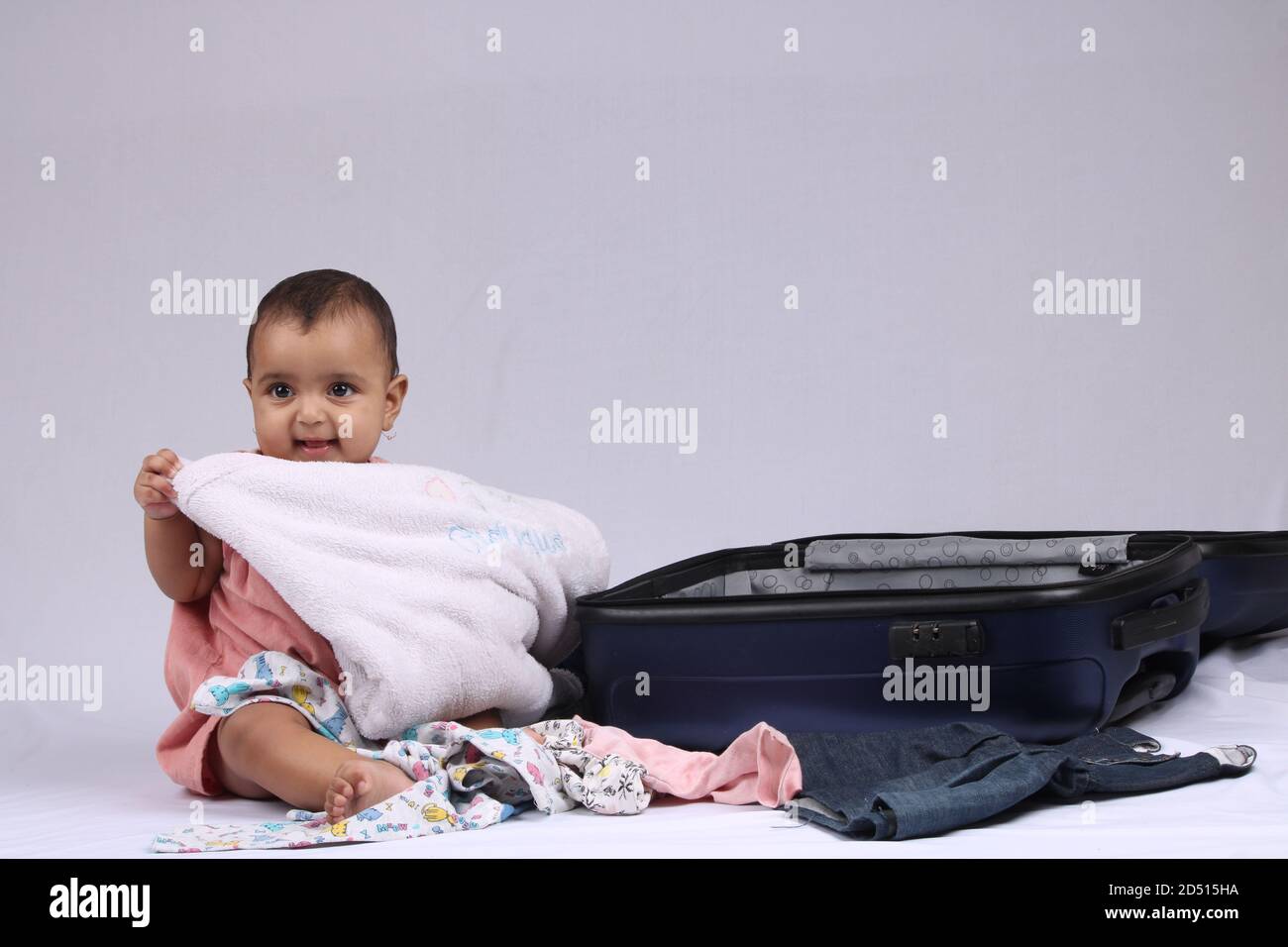 Viajes Ninos Vacaciones Funny Bebe Nina Sentada Junto A La Maleta Cerrada Fotografia De Stock Alamy