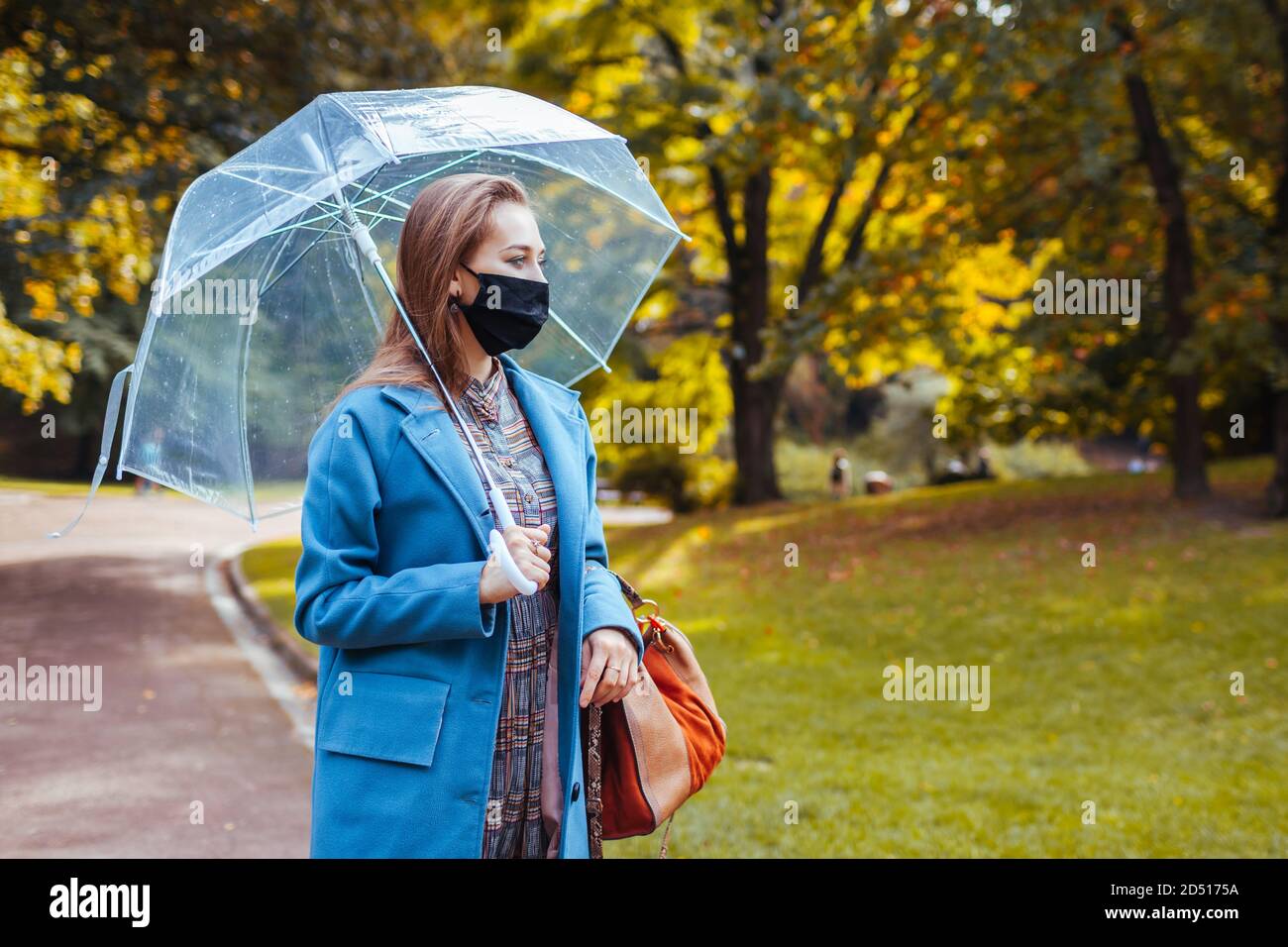 Mujer caminando bajo la lluvia fotografías e imágenes de alta resolución -  Página 9 - Alamy