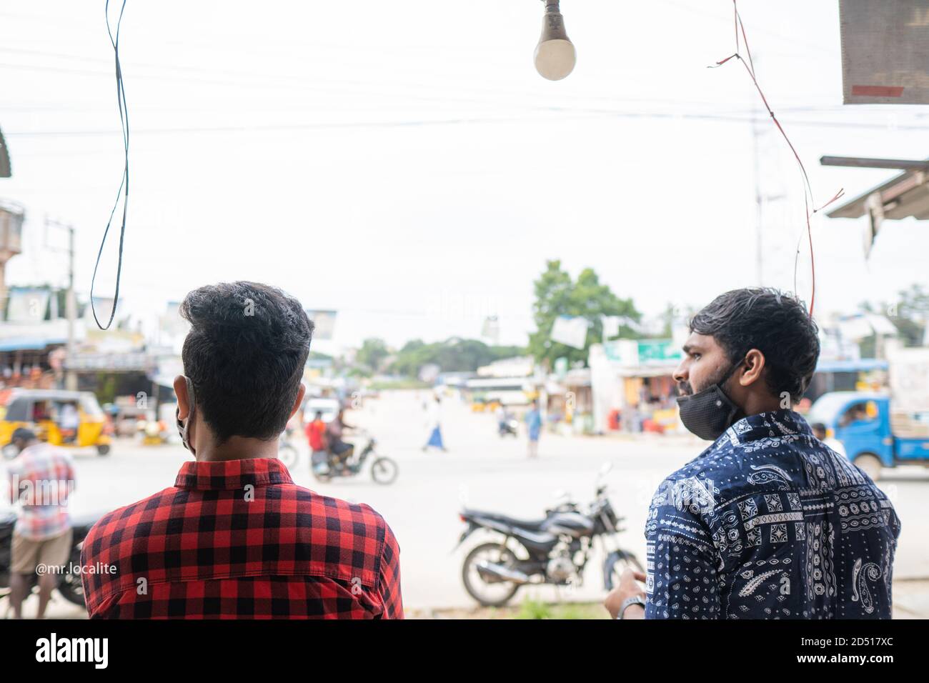 Pileru, Andhra Pradesh, India - Octubre de 03,2020 : dos amigos que tienen una conversación fuera de lado después de COVID Lockdown en la mañana Foto de stock