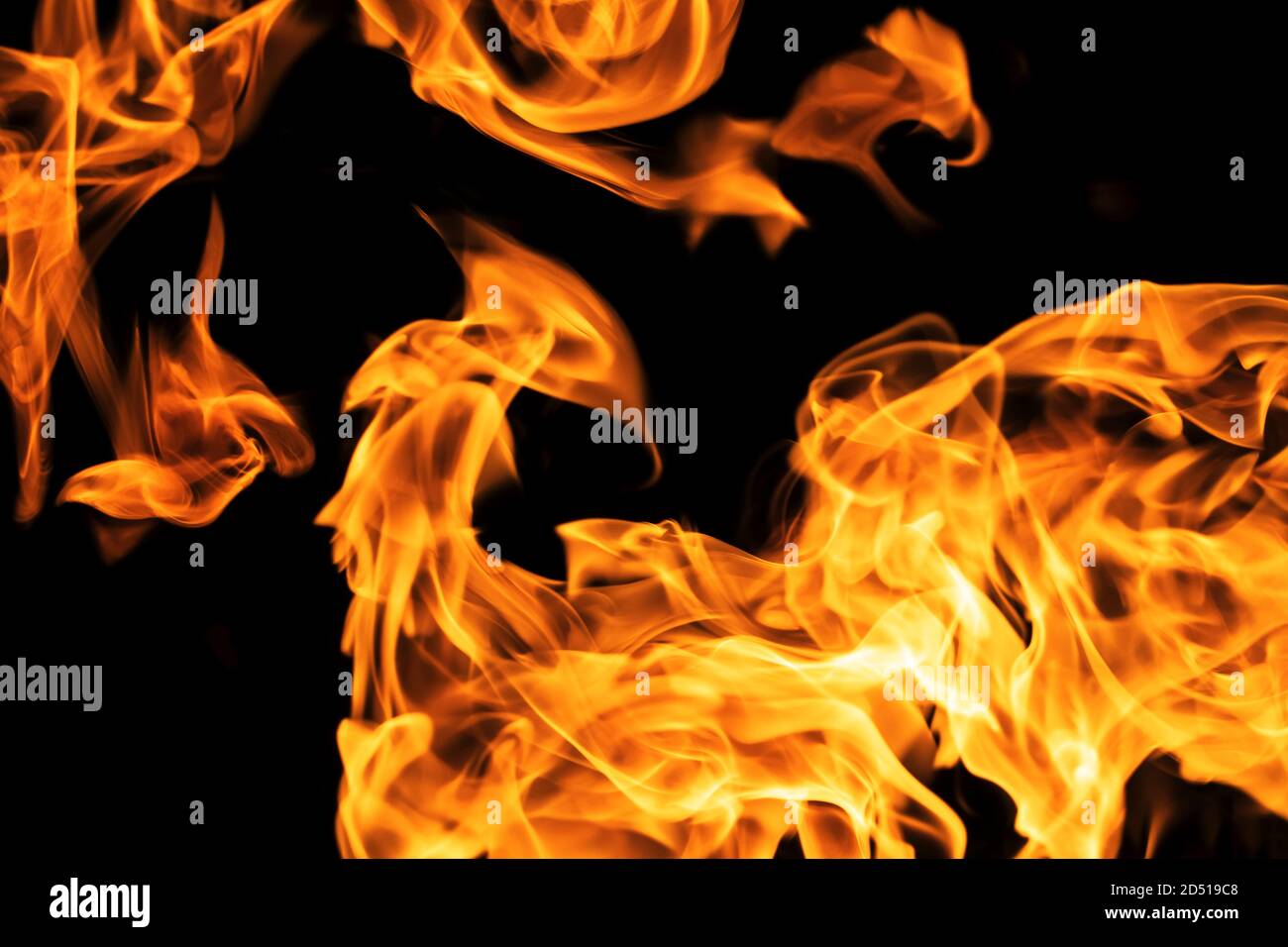 Llamas de fuego sobre fondo negro aislado. La quema de gas o gasolina quema con fuego y llamas. Chispas quemadas de cerca, patrones de fuego. Infernal Foto de stock