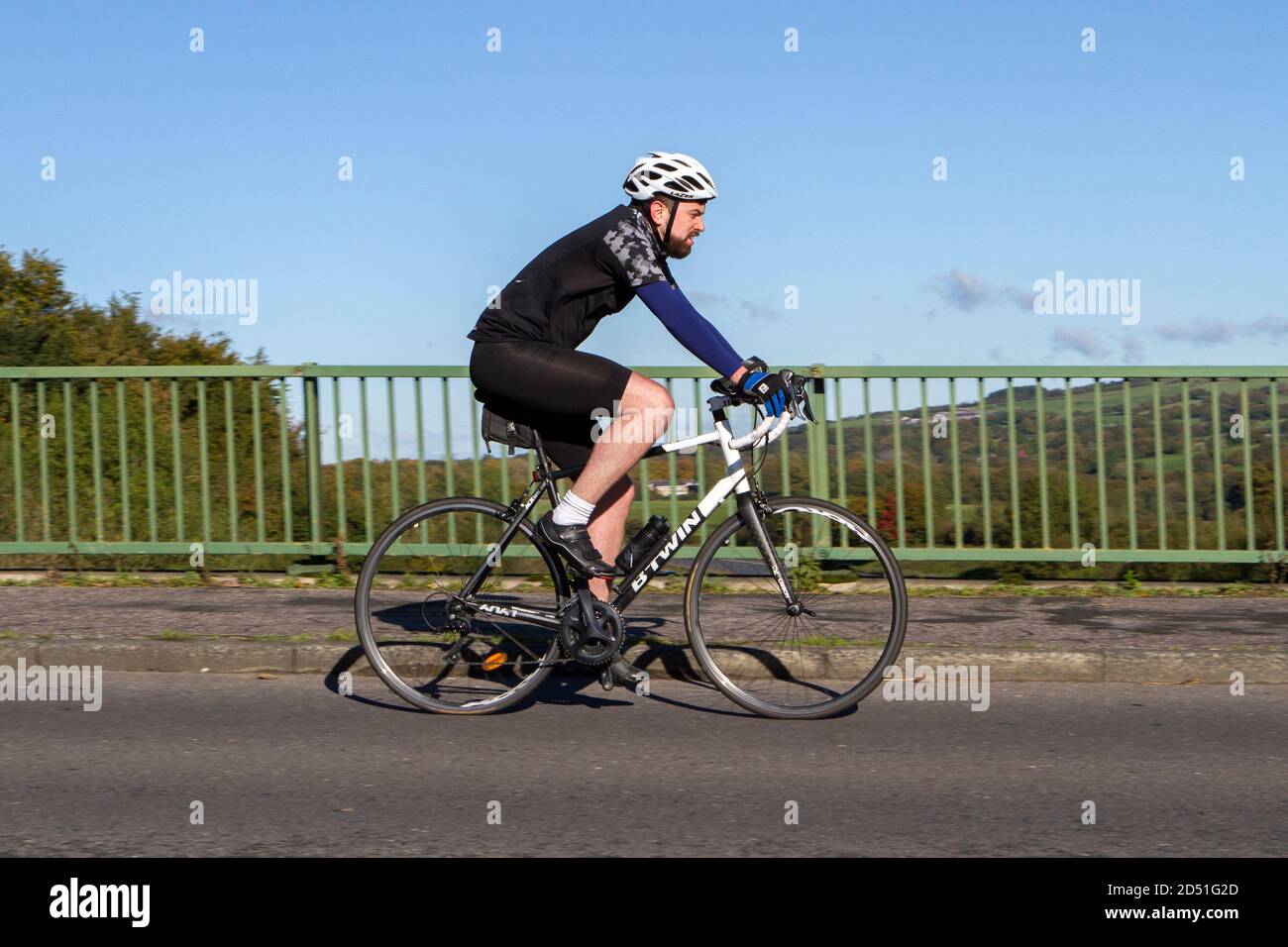 Ciclista masculino montando un BTWIN fibra de carbono deportes bicicleta de  carretera en el campo ruta cruzando el puente de la autopista en el rural  Lancashire, Reino Unido Fotografía de stock -