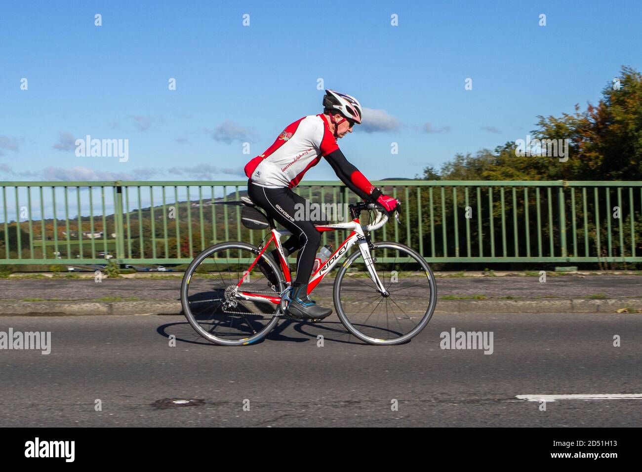 Ciclista masculino montando un Ridley excalibur fibra de carbono deportes  bicicleta de carretera en el campo ruta cruzando el puente de la autopista  en el rural Lancashire, Reino Unido Fotografía de stock -