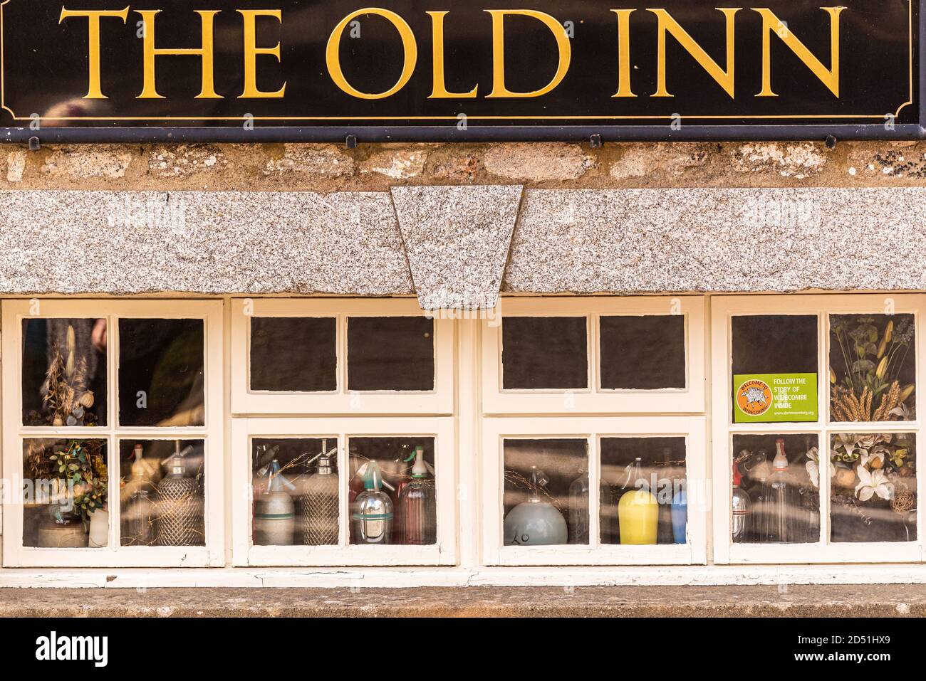 Antiguo pub con soda siphons, el Old Inn, Widecombe-in-the-Moor, Dartmoor, Devon, Reino Unido Foto de stock