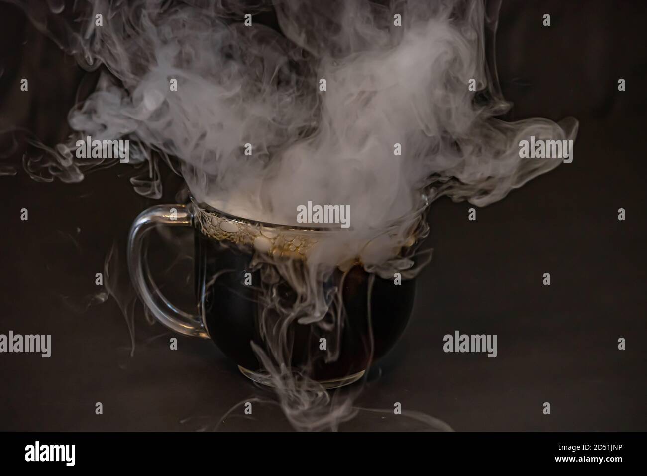 varios vasos y platos con agua y hielo seco para fumar y burbujeante  Fotografía de stock - Alamy