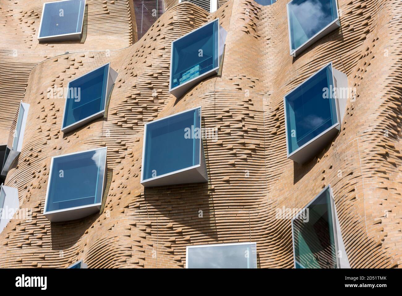 Vista detallada de la pared ondulada de ladrillo. Edificio del ala Dr. Chau Chak, UTS Business School, Sydney, Australia. Arquitecto: Gehry Partners, LLP, 2015. Foto de stock
