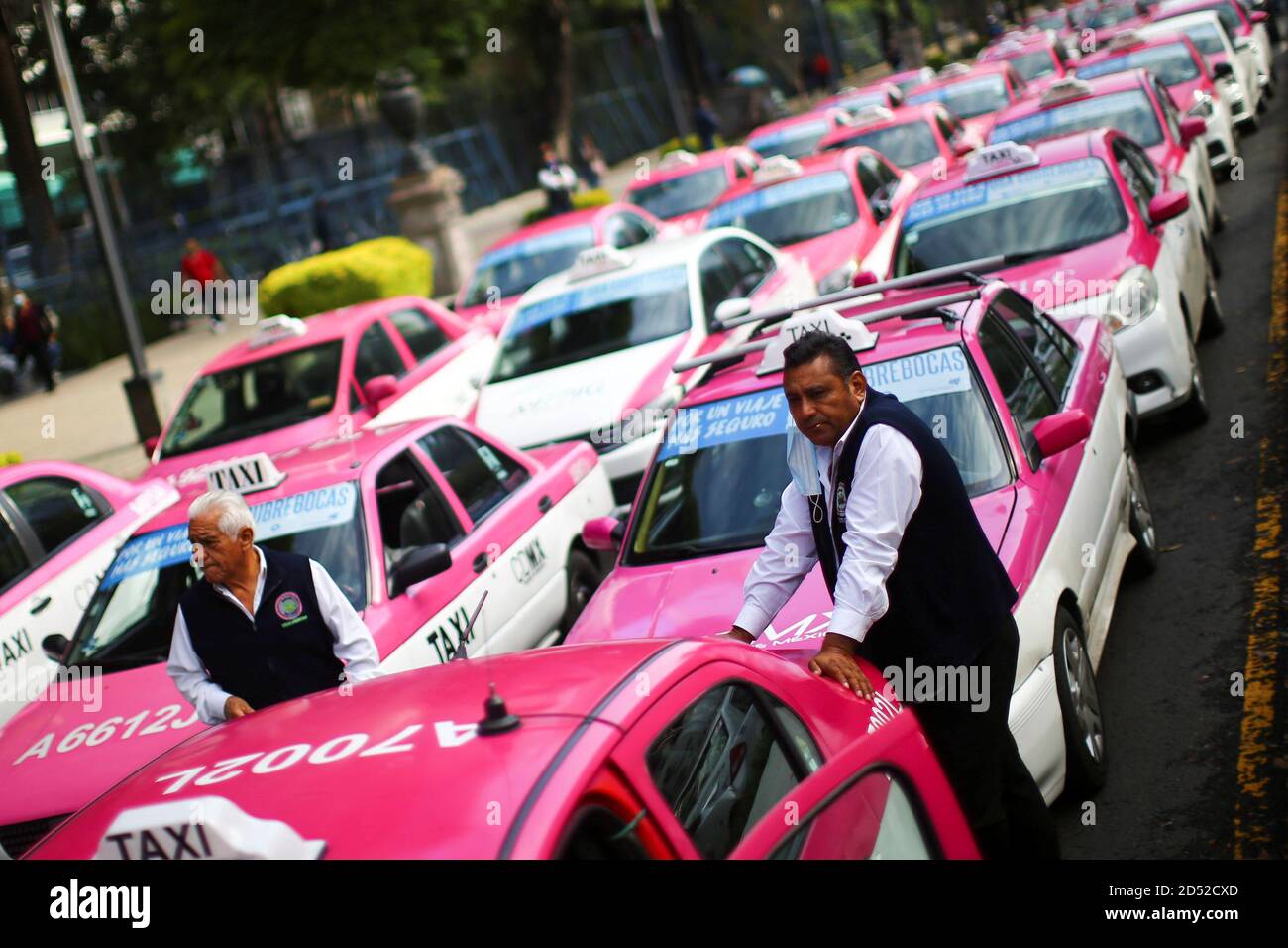 Los taxistas protestan contra las aplicaciones de transporte de taxis como Uber, Carify y Didi en el monumento Angel de la Independencia, en la Ciudad de México, México, 12 de octubre de 2020. REUTERS/Edgard Garrido Foto de stock