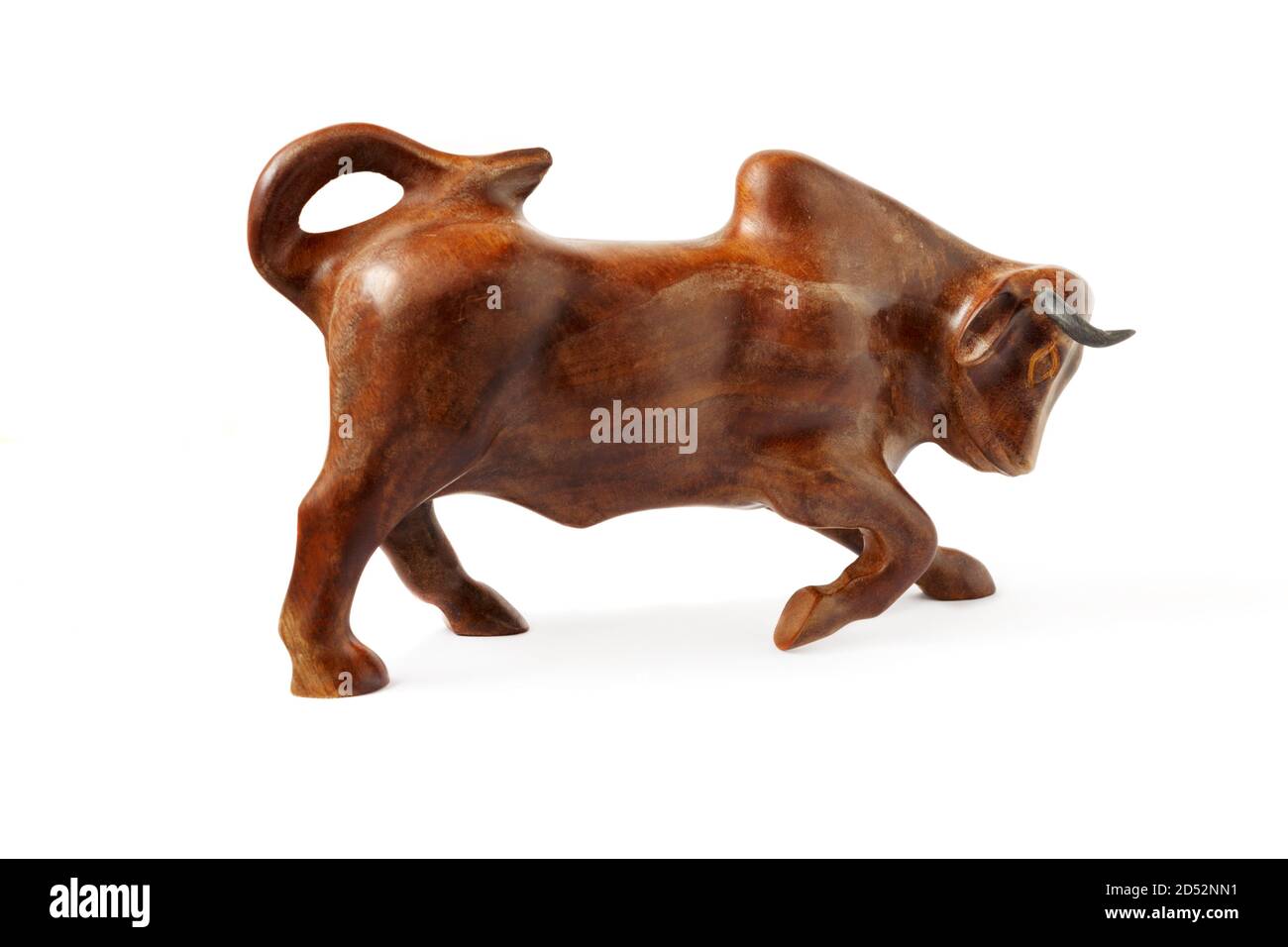 figura de madera de un toro, fondo blanco Fotografía de stock - Alamy