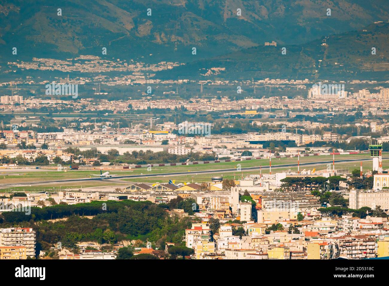 Nápoles, Italia. Avión aterrizar o despegar en el Aeropuerto Internacional de Nápoles Foto de stock