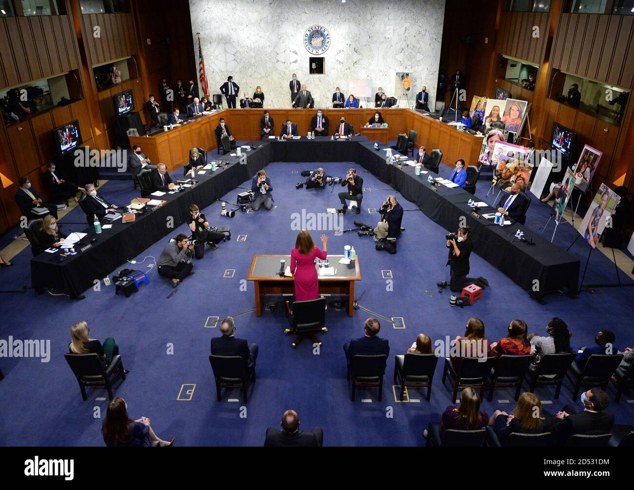 Últimos cuatro días. 12 de octubre de 2020. La jueza Amy Coney Barrett juró cuando ella aparece ante el Comité Judicial del Senado durante sus audiencias de confirmación para convertirse en Juez asociado de la Corte Suprema de los Estados Unidos en Capitol Hill en Washington, DC el lunes, 12 de octubre de 2020. Se espera que las audiencias duren cuatro días. Si se confirma, Barrett reemplazará a la juez Ruth Bader Ginsburg, quien murió el mes pasado. Crédito: Kevin Dietsch/Pool via CNP | uso en todo el mundo crédito: dpa/Alamy Live News Foto de stock