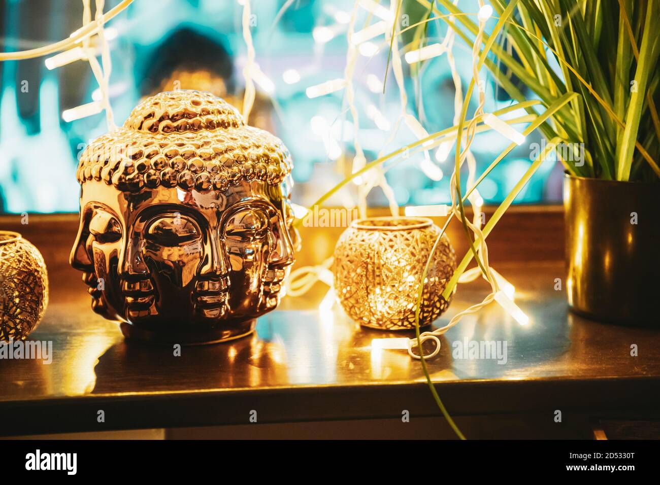 Estatua de oro de Buda cabeza iluminada por Bokeh Boke Lights. Elemento interior Foto de stock