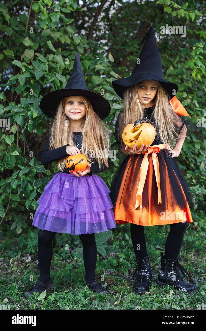 Riendo chicas de niño divertido en un traje de bruja en Halloween al aire  libre Fotografía de stock - Alamy