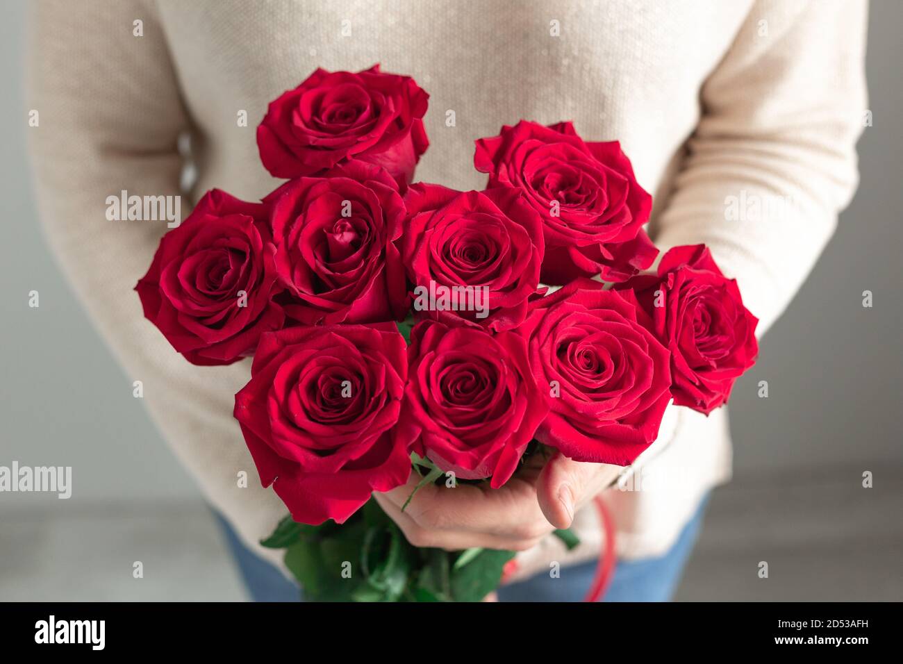 Mujer con flores frescas flores ramo de rosas rojas. Copiar espacio - imagen  Fotografía de stock - Alamy