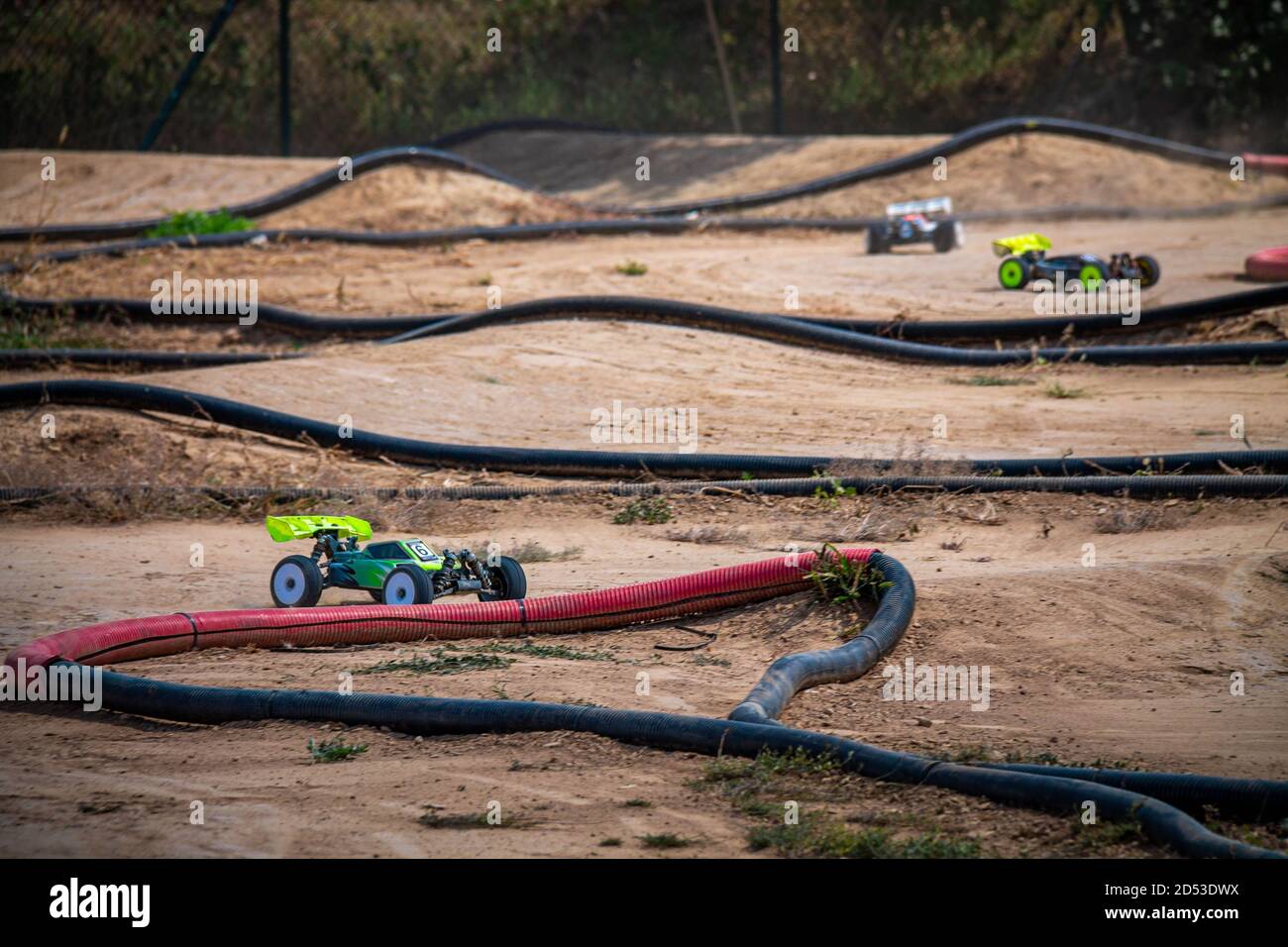 Buggy RC pasando por un giro en una pista al aire libre durante una carrera  Fotografía de stock - Alamy