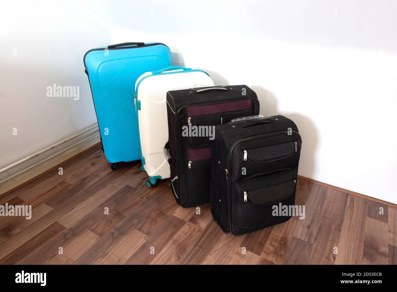 Varias maletas o bolsas de viaje en una fila cerca de la pared blanca,  modernas bolsas de equipaje para el turismo Fotografía de stock - Alamy