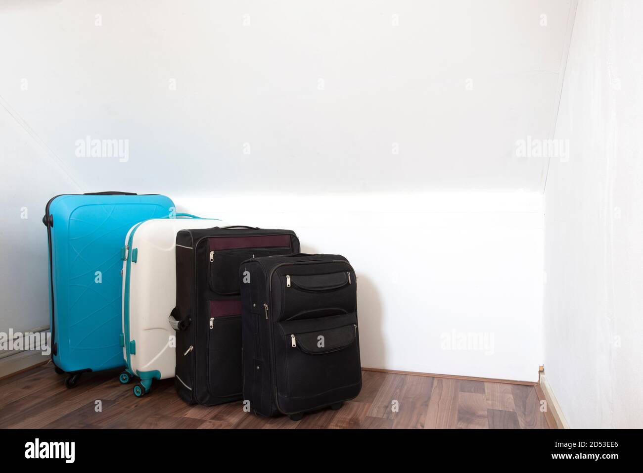 Varias maletas o bolsas de viaje en una fila cerca de la pared blanca,  modernas bolsas de equipaje para el turismo Fotografía de stock - Alamy