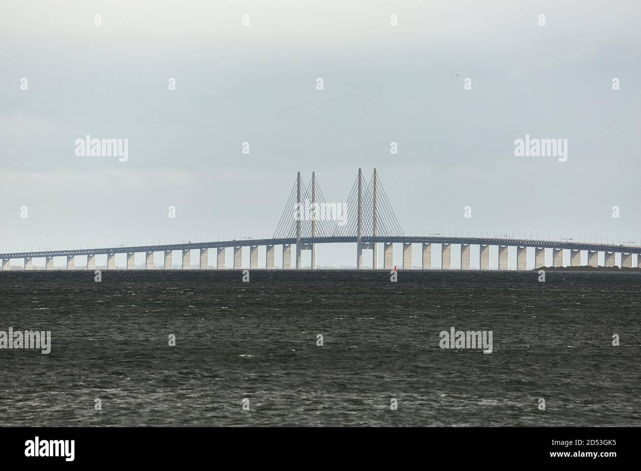 Puente Oresund sobre el mar entre Suecia y Dinamarca Foto de stock