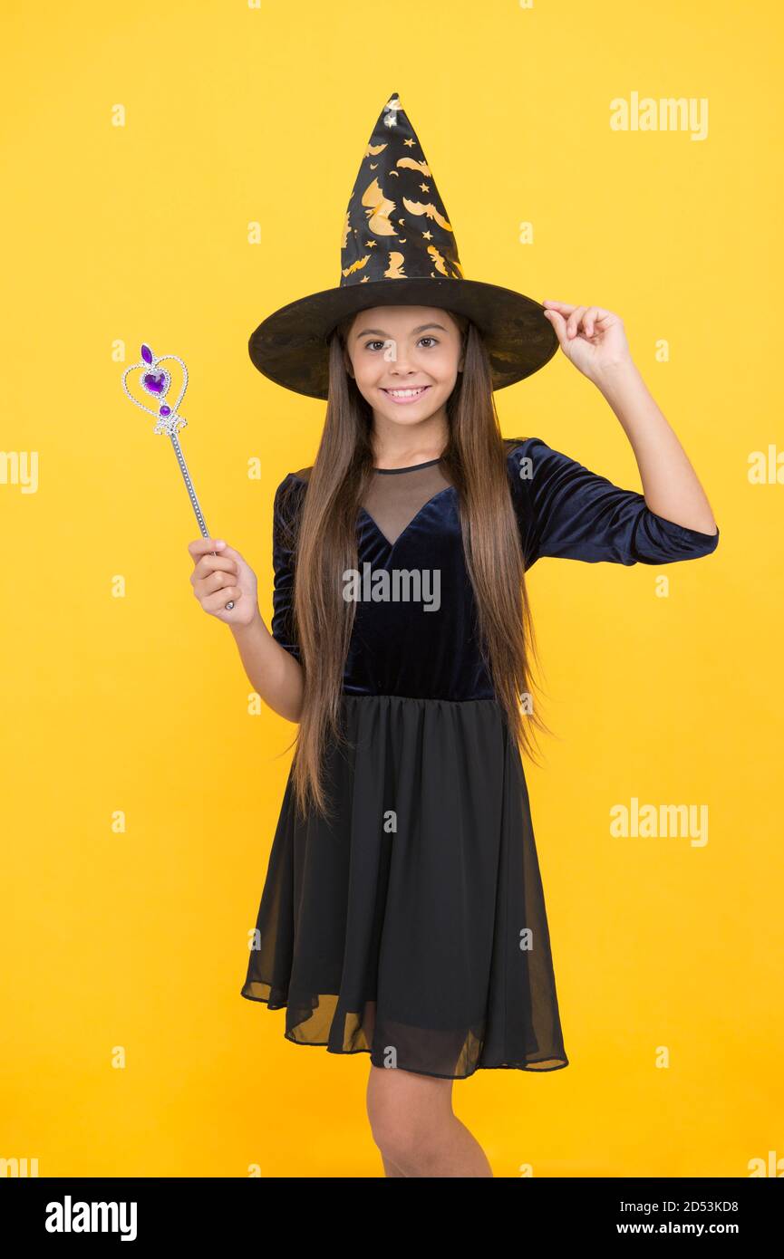 feliz bruja adolescente chica con varita mágica traje de mago en la fiesta  de halloween, halloween Fotografía de stock - Alamy