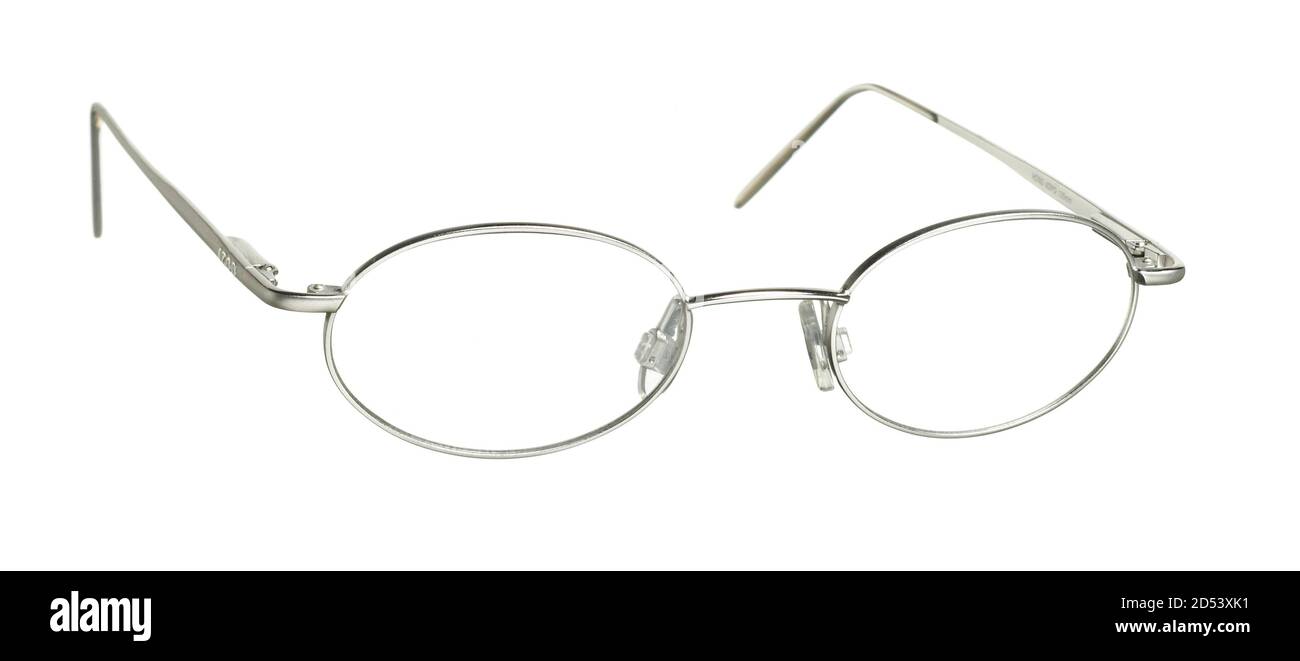 gafas de ojos izod de plata marcos fotografiados sobre un fondo blanco  Fotografía de stock - Alamy