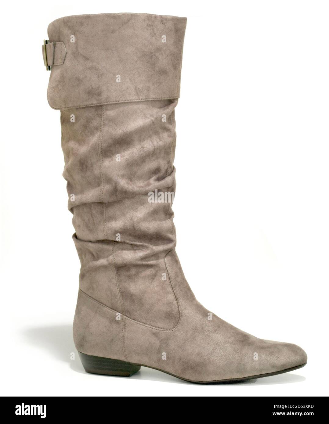 Botas altas de ante color marrón con hebilla y bajo para mujer talón  fotografiado sobre fondo blanco Fotografía de stock - Alamy