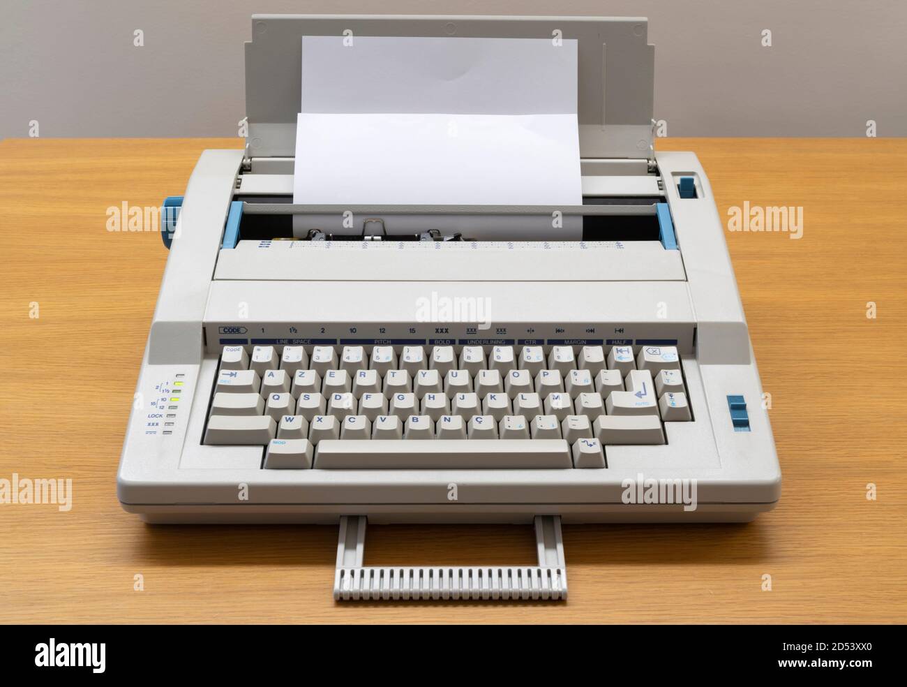 Maquina de escribir electronica fotografías e imágenes de alta resolución -  Alamy