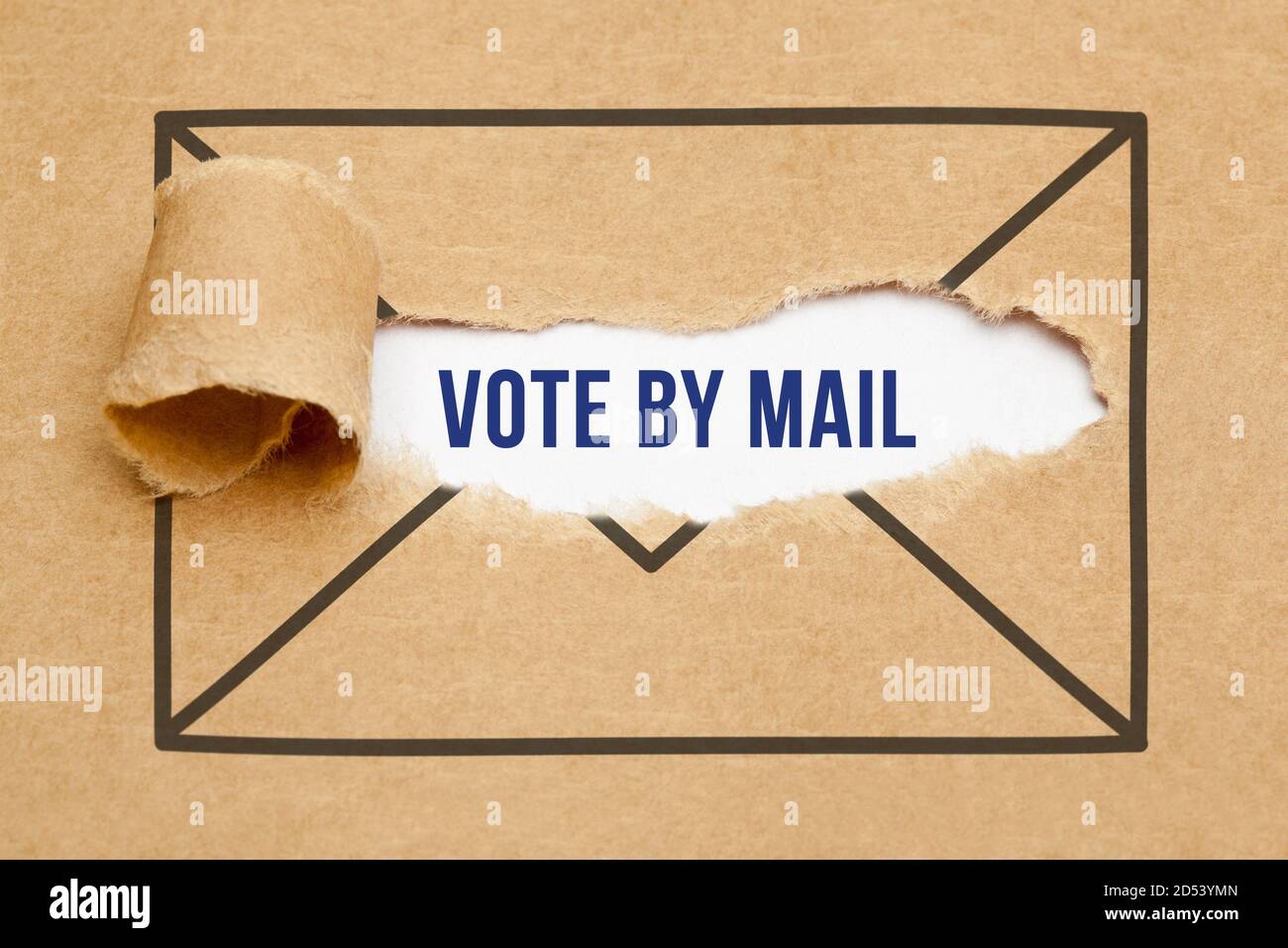 Texto Vote por correo apareciendo detrás de un dibujo de sobre de papel marrón rasgado. Votación por correo concepto de elecciones de votación. Foto de stock