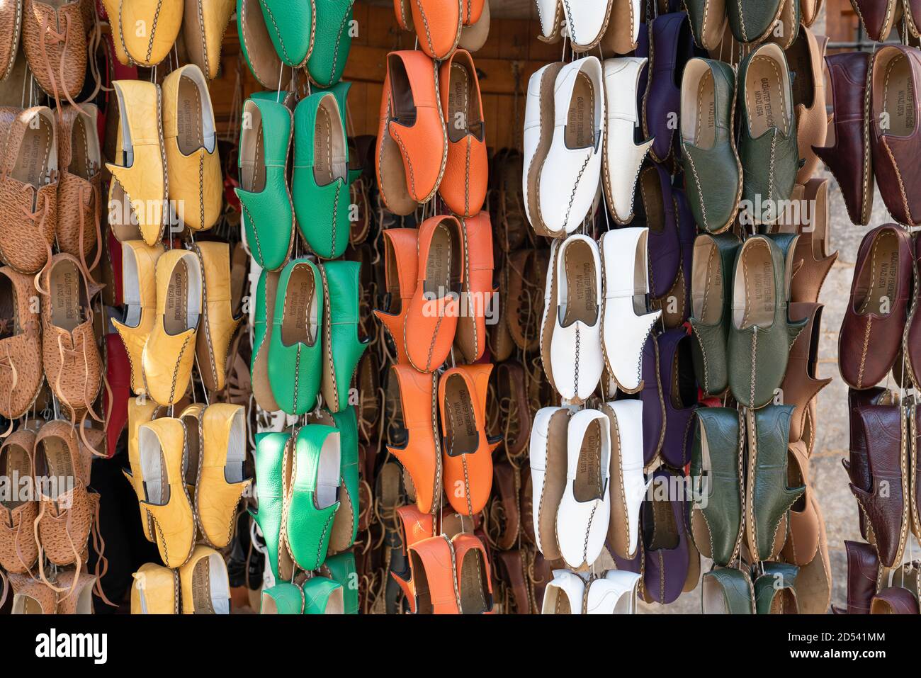 Gaziantep, Turquía-septiembre de 14 2020: Zapatos tradicionales hechos a mano yemení colgando frente a la tienda. Foto de stock