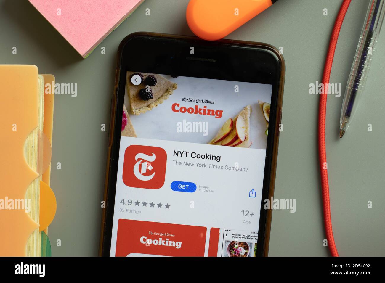 Nueva York, EE.UU. - 29 de septiembre de 2020: NYT Cooking mobile app logo en la pantalla del teléfono de cerca, editorial ilustrativa Foto de stock