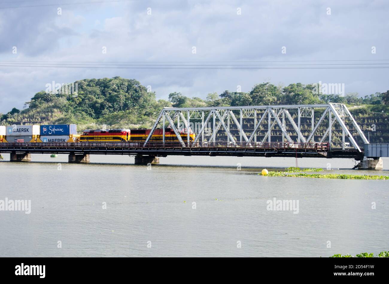 Ferrocarril del Canal de Panamá pasando por el área de Gamboa al lado del Canal de Panamá Foto de stock