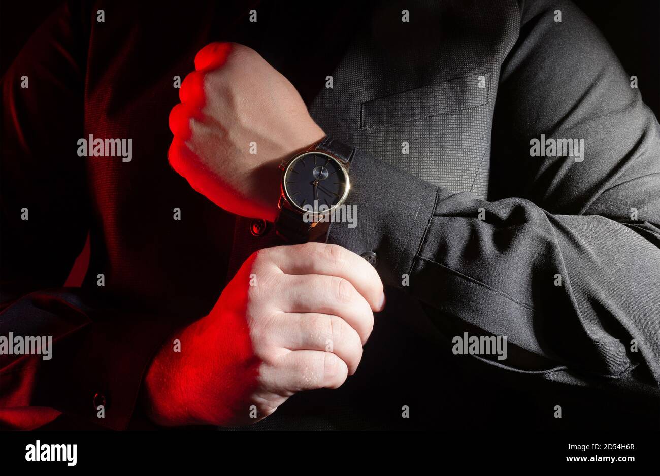 Gran roble Alivio Quinto Foto de un hombre con los brazos en camisa negra y chaleco poniendo un  reloj elegante sobre fondo negro Fotografía de stock - Alamy