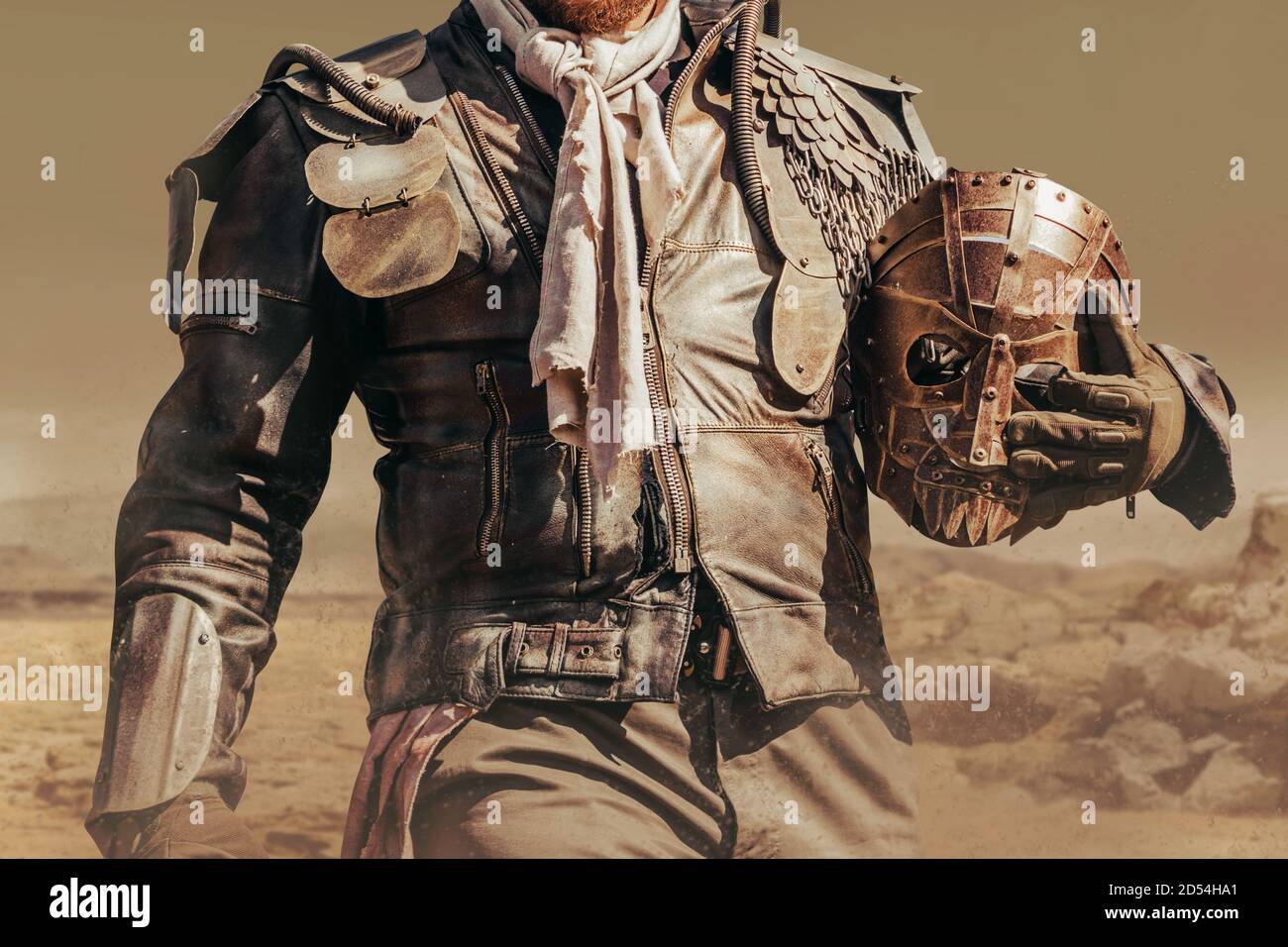 Foto de un torso guerrero raider post apocalíptico en chaqueta de cuero con  armadura de metal en el desierto con máscara de acero Fotografía de stock -  Alamy