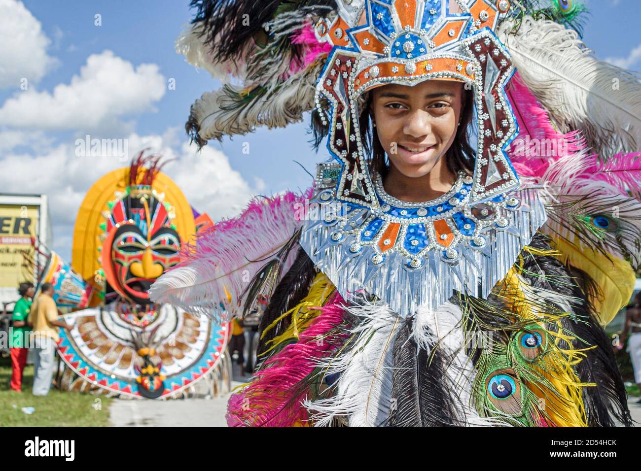 Jóvenes muchachas vestidas con mallas brillantes, plumas y net en el  recinto ferial se cala celebrando el desfile de los gigantes en el carnaval  de Pascua Fotografía de stock - Alamy