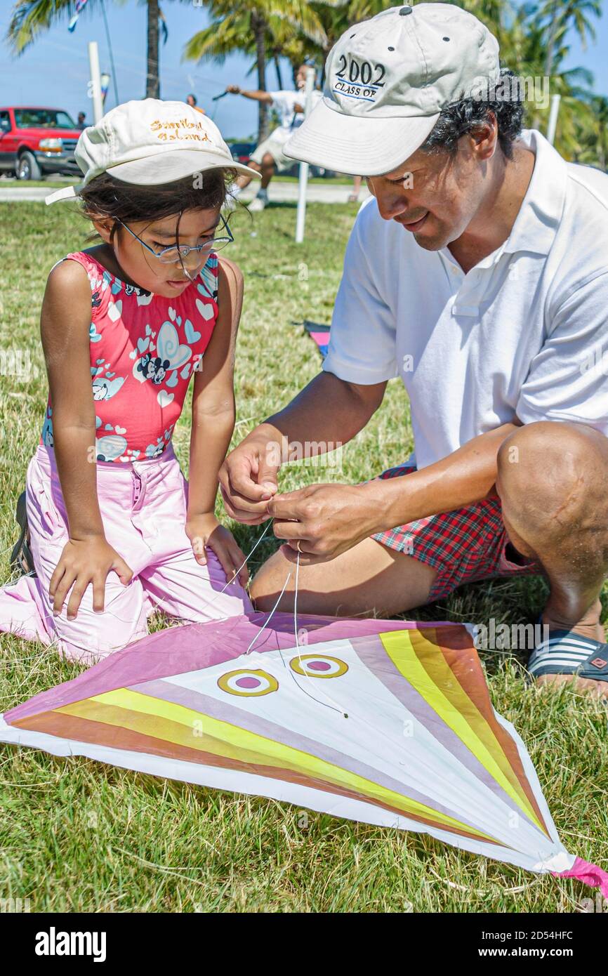Miami Beach Florida, Haulover Park Kitetober Fest, volar haciendo cometas, familia familias padres hijos hijos padre niños, asiáticos hombre chica da Foto de stock