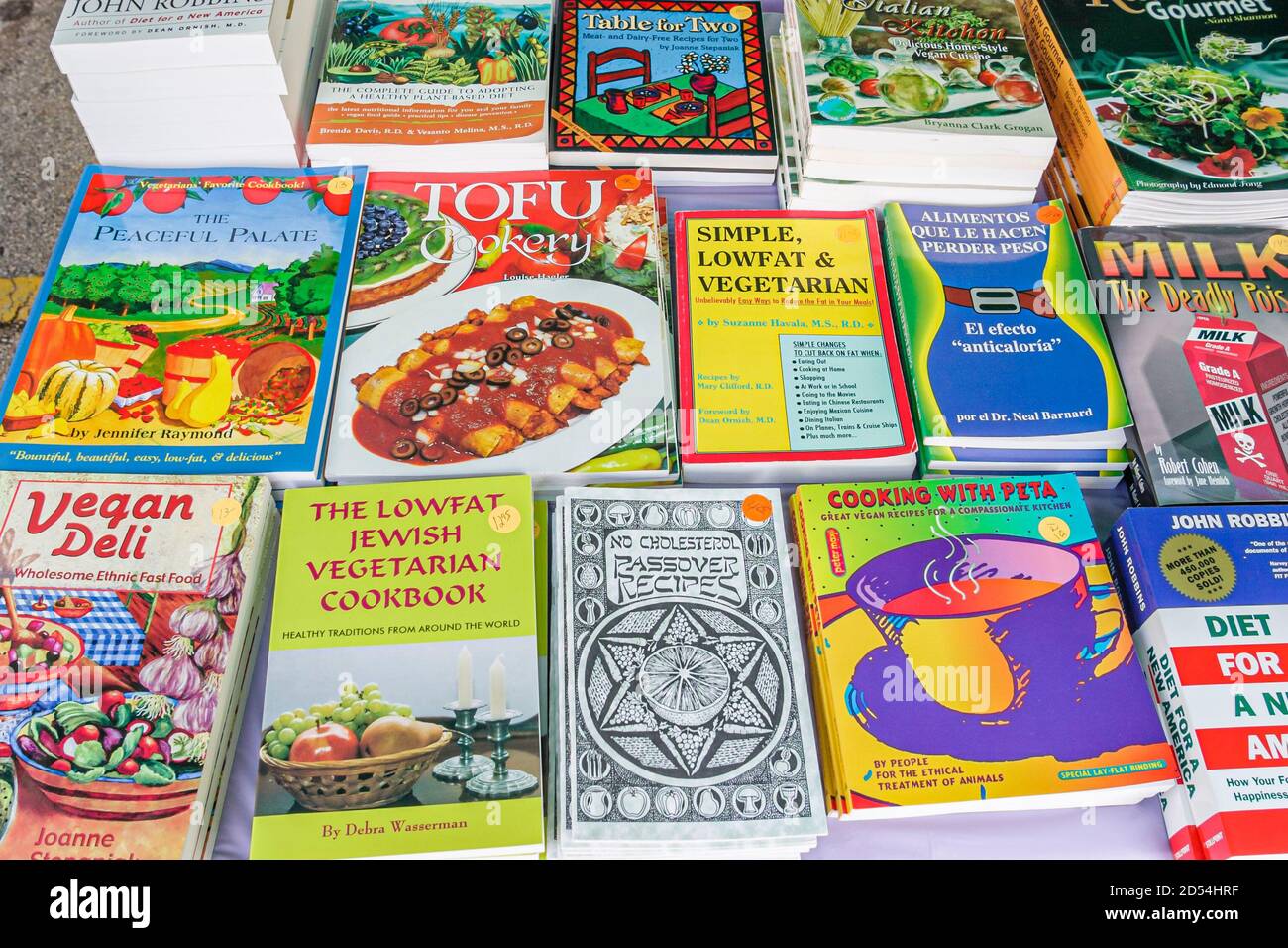Miami Florida,Dade College campus,International Book Fair vendedor stall books,vegetariano cookbooks venta tofu peta vegan, Foto de stock