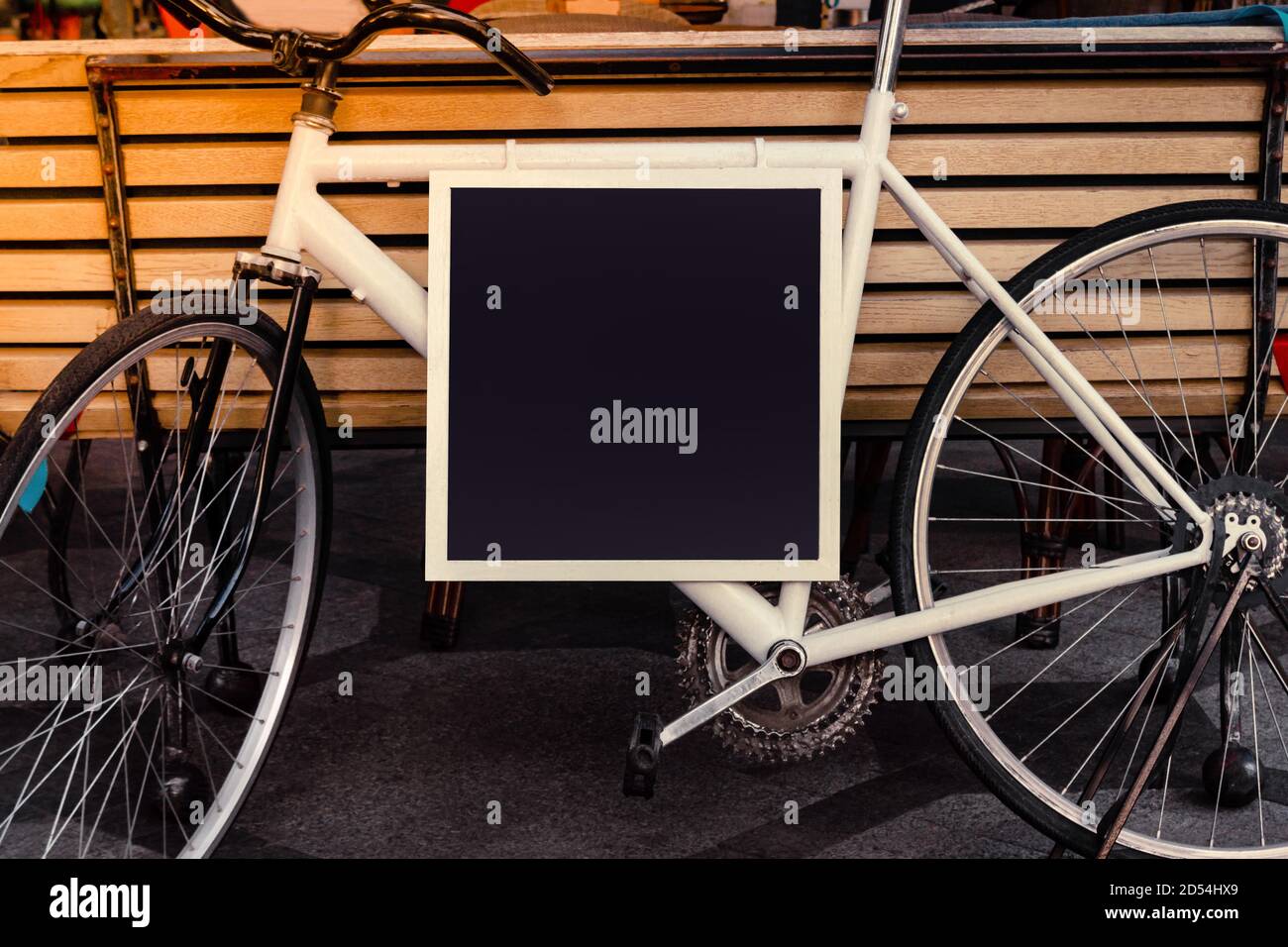 Foto de un cartel de la calle de la tabla del café hecho de bicicleta  Fotografía de stock - Alamy