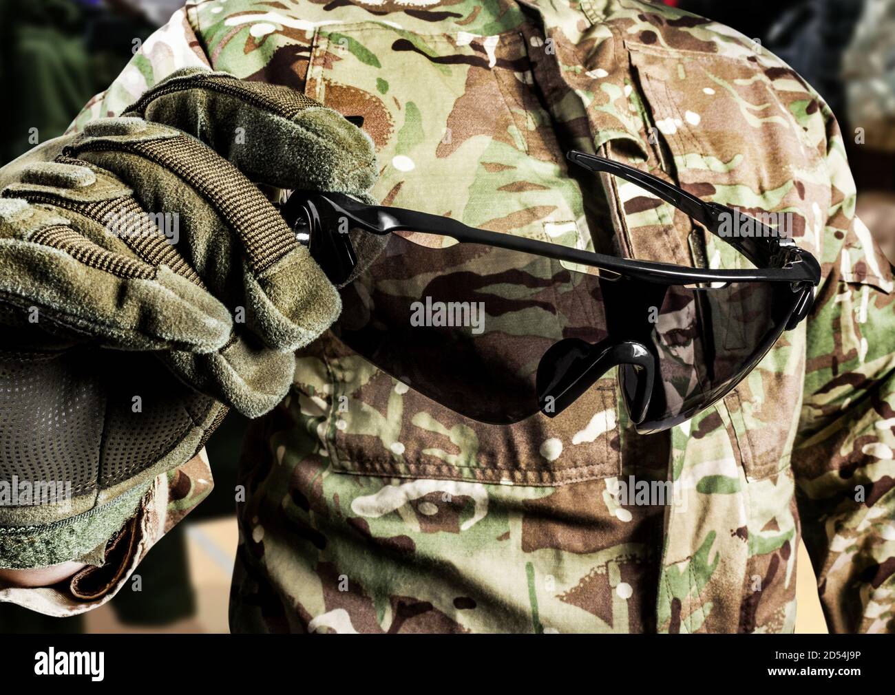Foto de soldado en camisa militar multicam y guantes con gafas tácticas  vista lateral Fotografía de stock - Alamy