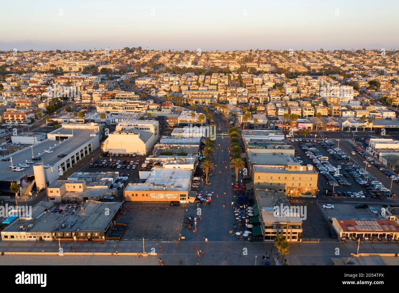 Vista aérea de los restaurantes y tiendas de Pier Avenue en la costa del centro de hermosa Beach, California Foto de stock