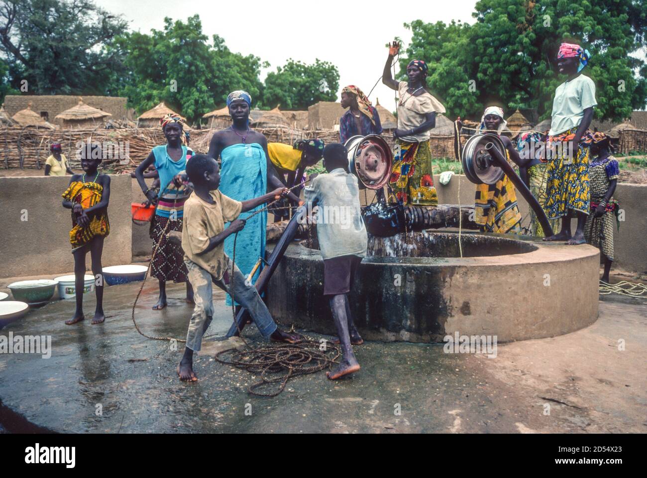Dan Gaya, Níger. Mujeres y chicos en el pueblo bien. Foto de stock