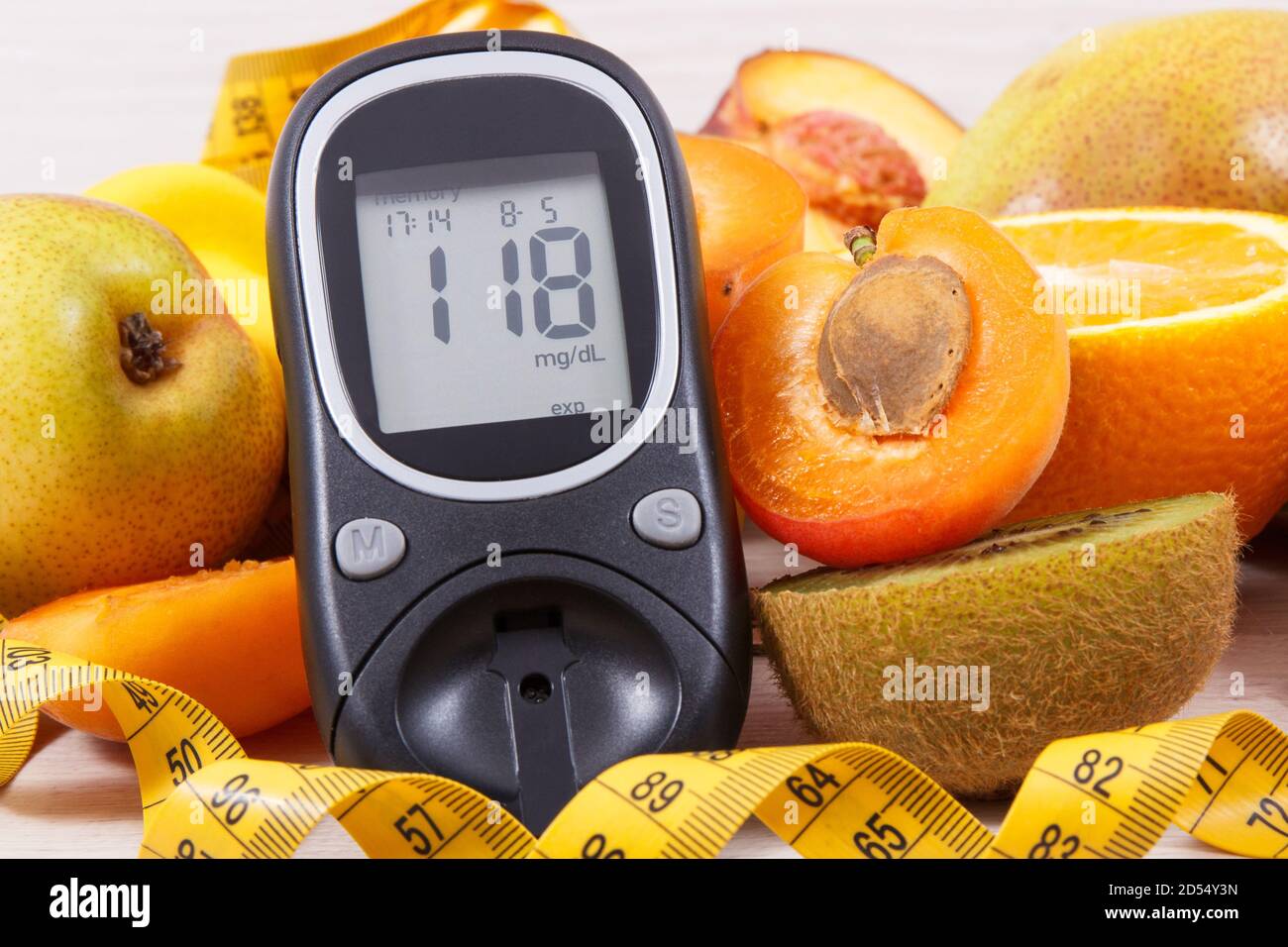 Medidor de glucosa para medir el nivel de azúcar, cinta métrica y frutas  nutritivas que contienen vitaminas y minerales para los estilos de vida  saludables de los Diabéticos Fotografía de stock -