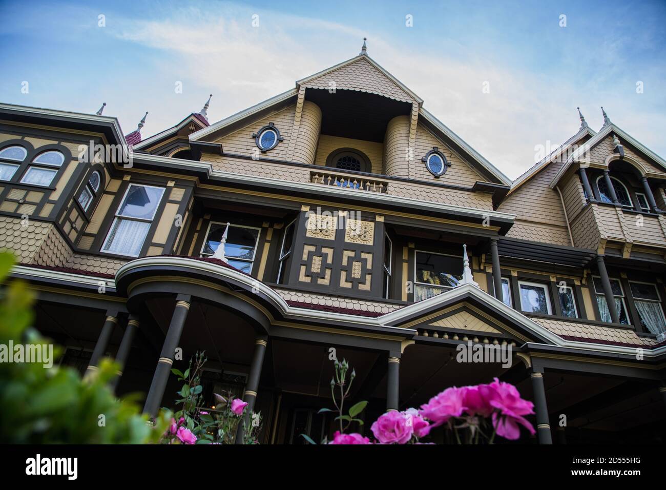 Fotos del exterior de la Winchester House en San José, California. Una