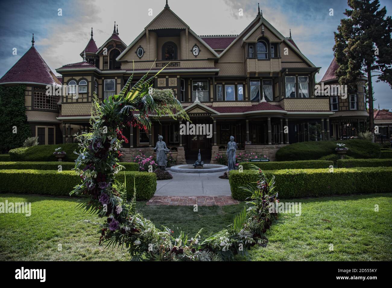 Fotos del exterior de la Winchester House en San José, California. Una