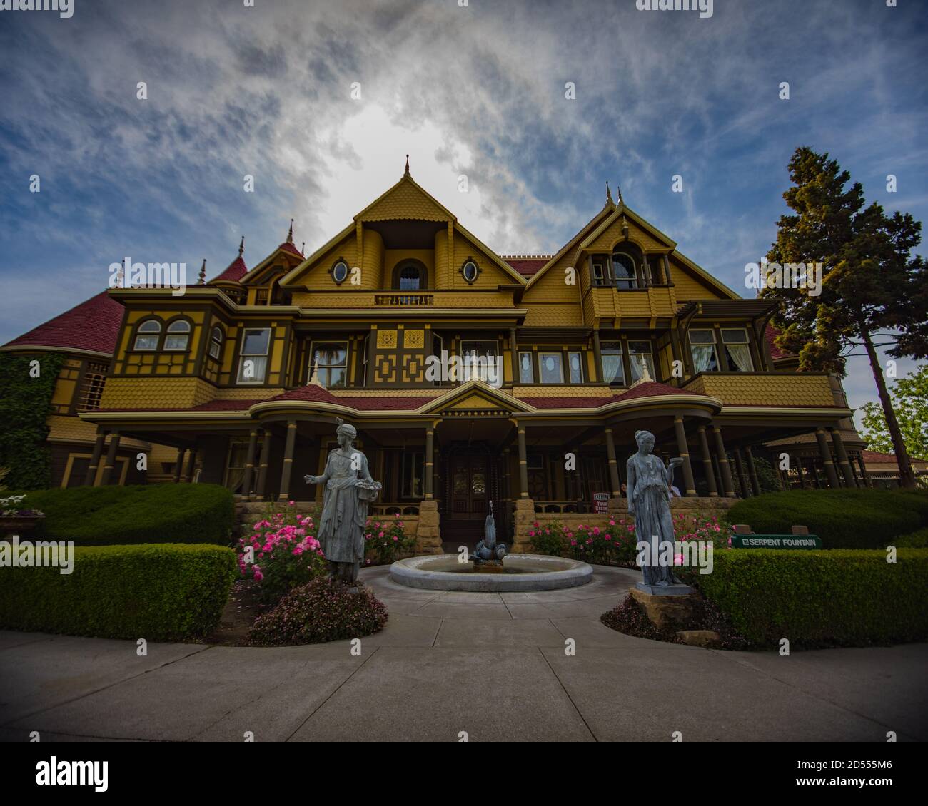 Fotos del exterior de la Winchester House en San José, California. Una