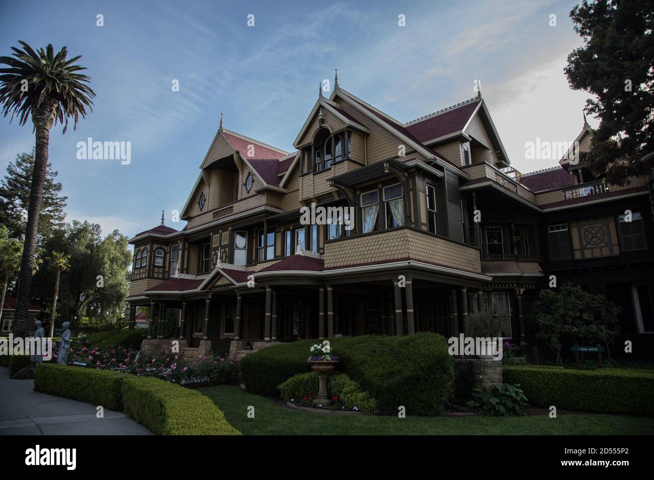 Fotos del exterior de la Winchester House en San José, California. Una