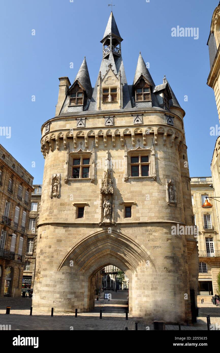 Francia, Aquitania, Burdeos, la puerta de Cailhau es una antigua puerta defensiva de la ciudad, il es monumento histórico clasificado. Foto de stock