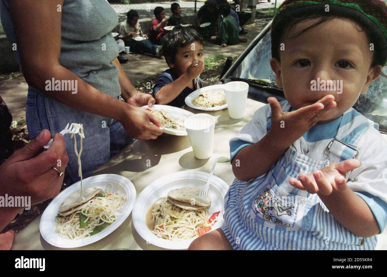 El niño Marlon Choc come una comida caliente fuera de la Iglesia Coreana de  la Esperanza, que da comida a la gente de la calle en la 