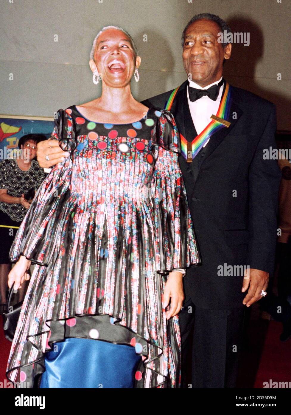 El actor Bill Cosby y su esposa llegan al Centro John F. Kennedy para las  Artes Interpretativas el 6 de diciembre para las ceremonias televisadas en  honor a los ganadores de los