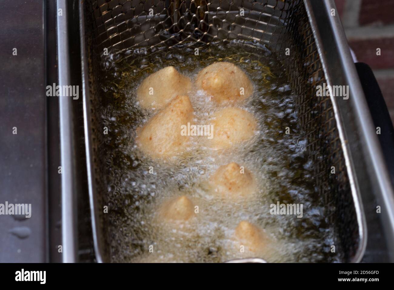 Niños comiendo coxinhas, risoles y bolinhas de queijo, merienda típica brasileña y comida para fiestas Foto de stock