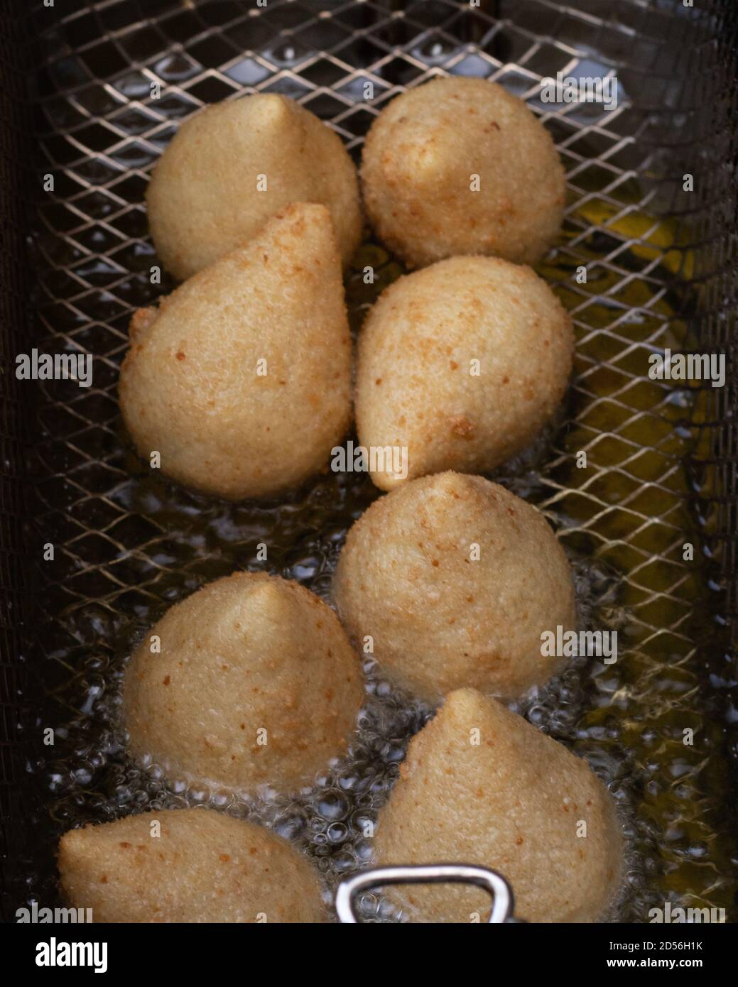 Niños comiendo coxinhas, risoles y bolinhas de queijo, merienda típica brasileña y comida para fiestas Foto de stock