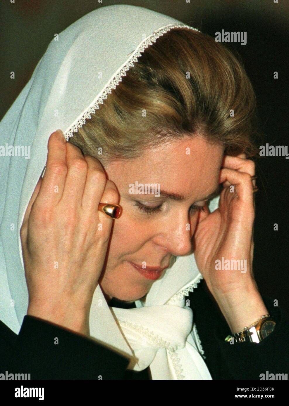 La Reina Noor, nacida en Estados Unidos, viuda del Rey Hussein de Jordania,  lleva un anillo que le presentó a su difunto marido después de su primera  fecha, mientras ajusta su pañuelo
